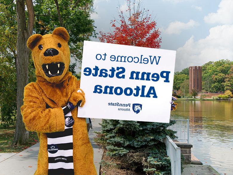 The Nittany Lion mascot holding up a sign reading Welcome to 世界杯买球怎么买阿尔图纳分校